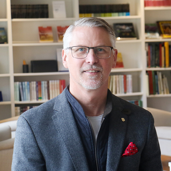 Grafik där en person håller armen om en annan. 