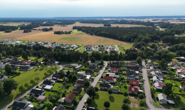 Drönarbild över Grästorp mot Brännebacka.