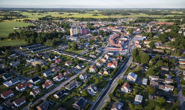 Drönarbild över landsbygd och samhälle. 