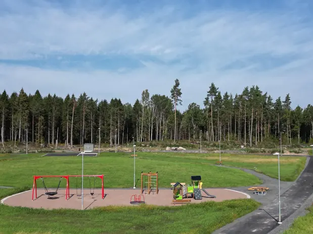 Bild över lekplats på Brännebacka Västra med omgivande gatu- och naturmiljö.