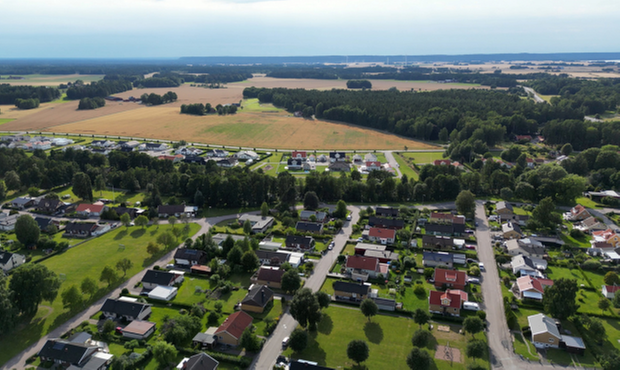Drönarbild över Grästorp mot Brännebacka.