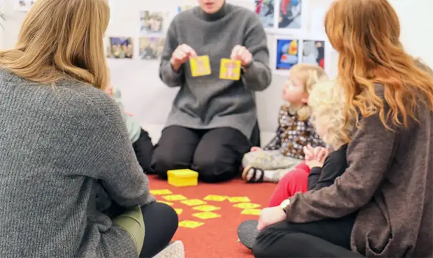 Feriepraktikanter som sopar en väg och klipper en häck. 